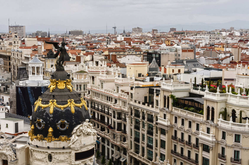 Vista a calla principal con edificios en madrid